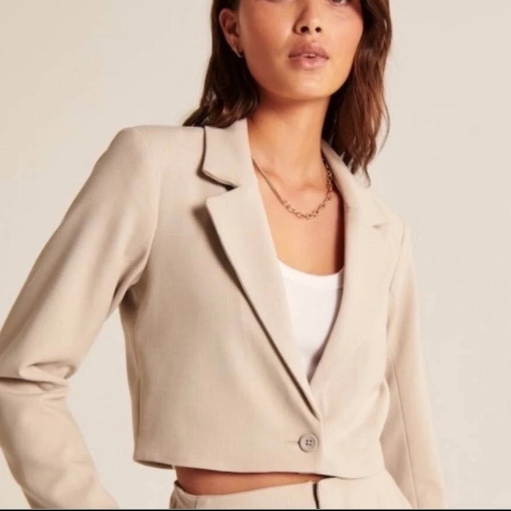 Abercrombie crop beige blazer